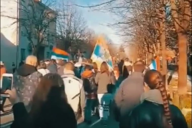 (FOTO) PROTESTI ŠIROM CRNE GORE: Građani izašli na ulice zbog smene Leposavića!