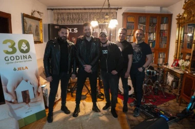 (VIDEO) MAGLA BEND SVIRAO U DNEVNOJ SOBI! Popularni bend priredio iznenađenje porodici iz Pančeva!