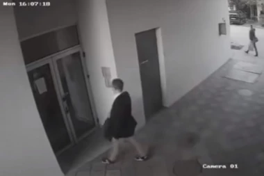 (VIDEO) OSVANUO ŠOK SNIMAK: Pogledajte trenutak kada Đorđe unosi ranac sa EKSPLOZIVOM u zgradu Dalibora Boće Bogdanovića!