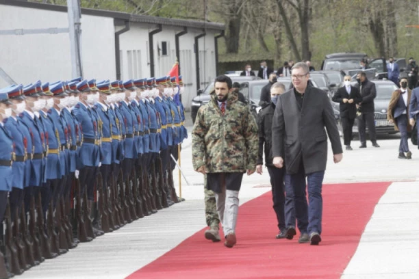 (FOTO) PREDSEDNIK VUČIĆ I ŠEIK NASER U BATAJNICI: Prisustvuju prikazu vojne opreme i naoružanja!