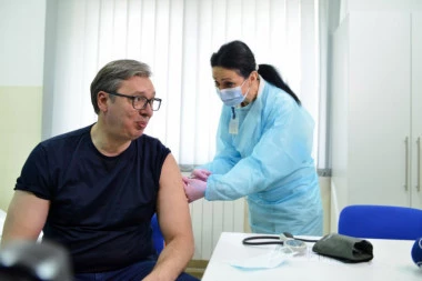 (FOTO) "ČAJNA DEJLI" PRENELA TEKST O VUČIĆU: Srpski predsednik primio kinesku vakcinu!