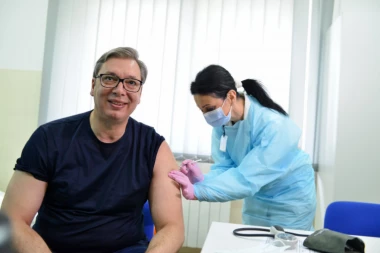 PREDSEDNIK VUČIĆ SE SUTRA REVAKCINIŠE: Evo u kom mestu će primiti drugu dozu vakcine!