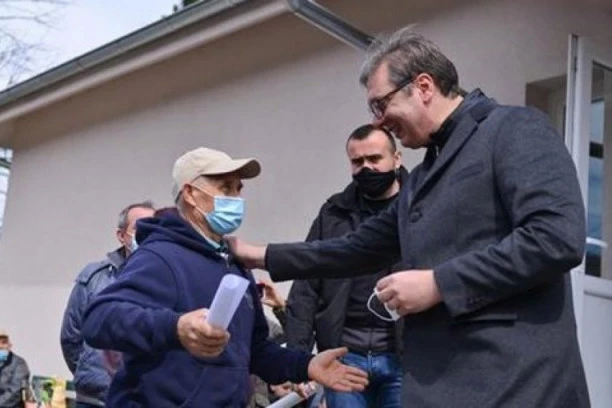 Deda se požalio Vučiću i izneo svoj problem: Valjak mi je pregazio nogu, nemamo od čega da živimo! PREDSEDNIK SRBIJE OBEĆAO POMOĆ!