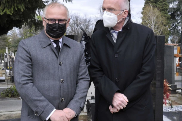 (FOTO) Vesić: Prvi put nemački ambasador polaže venac žrtvama bombardovanja 6. aprila 1941. godine!