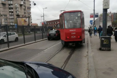 (FOTO) UDES NA KARABURMI: Sudarili se automobil i tramvaj!
