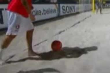 (VIDEO) DEJAN STANKOVIĆ JE LEGENDA FUDBALA NA PESKU: Ikona CRVENO-BELIH buši mreže "makazicama" kad god može!