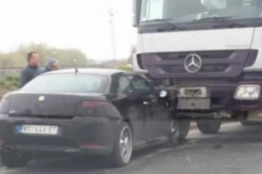 SAOBRAĆAJKA NA IBARSKOJ! Sudar kamiona i automobila, jedna osoba povređena