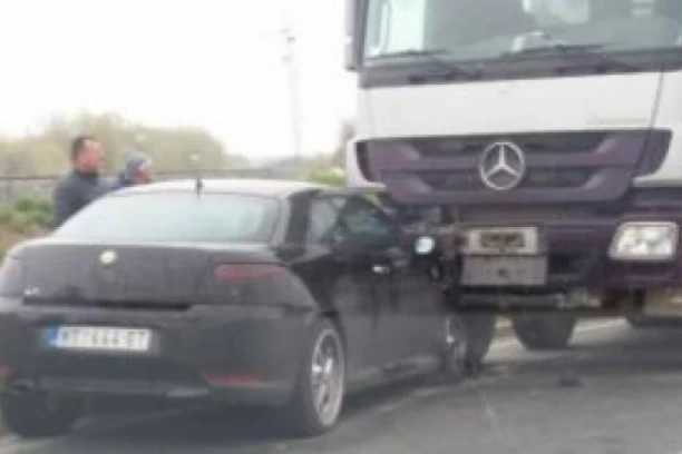 SAOBRAĆAJKA NA IBARSKOJ! Sudar kamiona i automobila, jedna osoba povređena