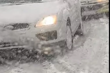 (VIDEO) SNEG PRAVI PROBLEME VOZAČIMA: Hladni talas stigao u komšiluk, temperatura drastično pala