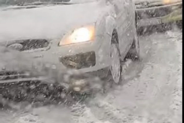 (VIDEO) SNEG PRAVI PROBLEME VOZAČIMA: Hladni talas stigao u komšiluk, temperatura drastično pala