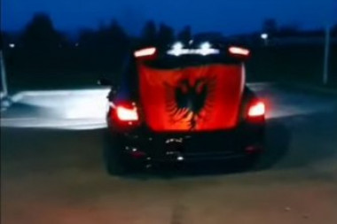 (VIDEO) ŠIPTARSKO DIVLJAŠTVO U VRANJU: Srpsku zastavu polili benzinom i zapalili