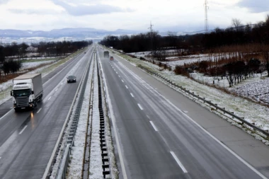 OPREZ ZA VOLANOM! Teži uslovi za vožnju, kiša i susnežica