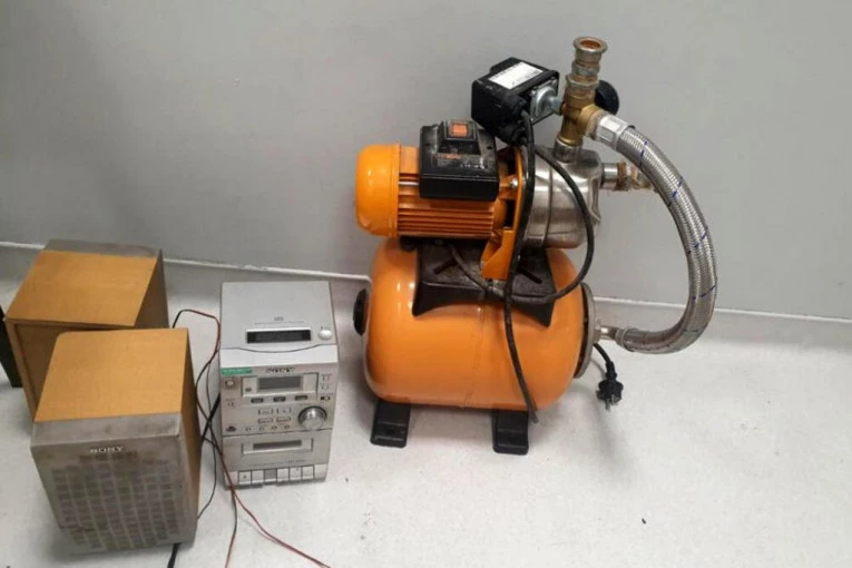 (FOTO) TEŠKE PLJAČKE! Policija stala na put lopovima iz Ripnja: UPADALI U KUĆE, KRALI ŠTA SU STIGLI!