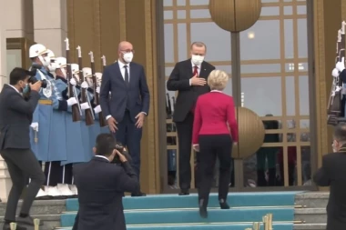 (FOTO, VIDEO) ERDOGAN PONIZIO ŠEFICU EVROPSKE KOMISIJE! Za Ursulu nije bilo stolice, pogledajte gde je morala da sedne tokom sastanka s turskim liderom
