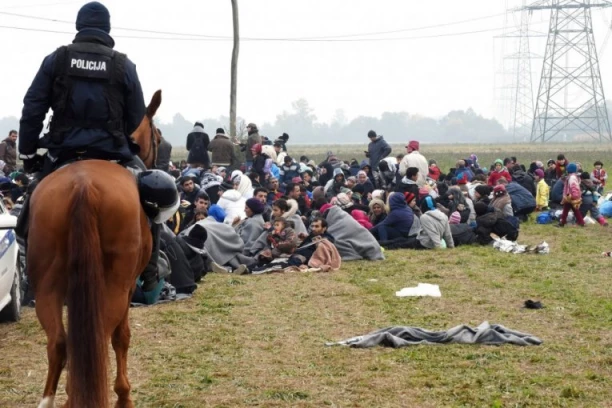 HRVATSKI POLICAJAC SEKSUALNO ZLOSTAVLJAO MIGRANTKINJU! Naredio mi je da se skinem, dirao po grudima i rekao: Ako si muslimanka, ostani u Bosni!