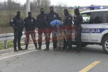 (FOTO) U toku je policijska akcija na naplatnoj rampi na auto-putu "Miloš Veliki"! Uhvaćen sa kilogramom HEROINA