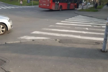 SAOBRAĆAJKA KOD PIONIRA: Sudarili se autobus i Škoda, vozač automobila PODIVLJAO!