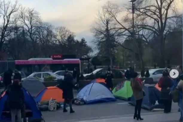 (FOTO, VIDEO) OPET IM NEŠTO FALI! Pojedeni frilenseri blokirali saobraćaj ispred Skupštine, a evo i zašto!