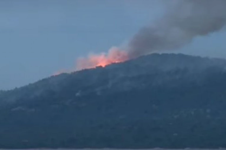 POŽAR NA SVETOJ GORI JOŠ BUKTI! Vatrogasci i dalje muku muče sa vatrenom stihijom!