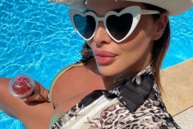 (FOTO) PRIVATNA FOTKA LUKASOVE BIVŠE SA SKUPOCENE JAHTE SRUŠILA INTERNET: Pogledajte dobro SONJU OVOM IZDANJU!