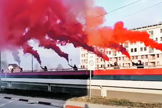 (FOTO) SRPSKE CRVENO-BELE ZEMLJE SLAVE TITULU: Delije SPEKTAKLOM U REGIONU prizvale pobedu!