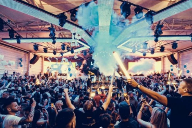 HOROR U HRVATSKOJ: Šankerica u dva ujutro ZAPALILA GOSTE KLUBA! Nastao je opšti haos, hitna pomoć imala pune ruke posla