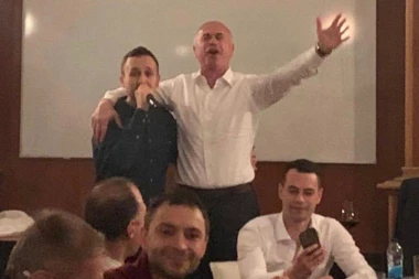 (VIDEO) ŠAMPANJAC NA MARAKANI: Zvezda slavi titulu u prostorijama kluba!