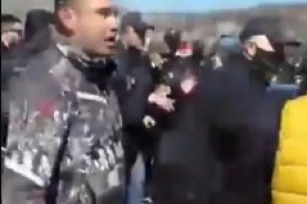 (VIDEO) RAZUZDANO PLEME KOMITA POKUŠALO DA BLOKIRA PUT PREMA PODGORICI: Popeli se na službeno vozilo Vlade pa zažalili