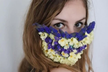 (FOTO) Uđeš u cvećaru i naručiš masku?! BIZARAN TREND NA INSTAGRAMU: Najbolji opis bi bio "buket na glavi"!