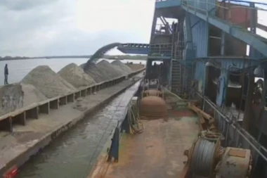 (VIDEO) IZBEGNUTA TRAGEDIJA NA UŠĆU VELIKE MORAVE U DUNAV: Čovek umalo nije poginuo na zarđaloj barži Borovice!