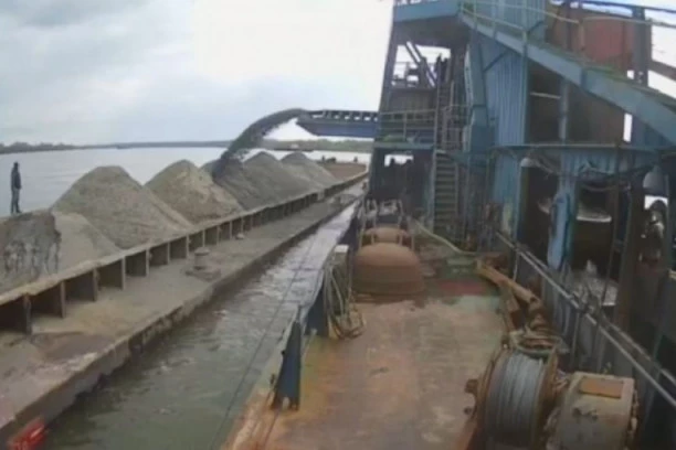 (VIDEO) IZBEGNUTA TRAGEDIJA NA UŠĆU VELIKE MORAVE U DUNAV: Čovek umalo nije poginuo na zarđaloj barži Borovice!