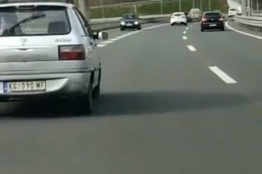 (FOTO,VIDEO) TEŠKI SAOBRAĆAJNI PREKRŠAJ NA "MILOŠU VELIKOM"! Masovno vozili auto-putem u kontra smeru! LUDILO!