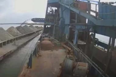 POVREĐEN MORNAR! Prepolovila se pa potonula barža kod Smedereva!