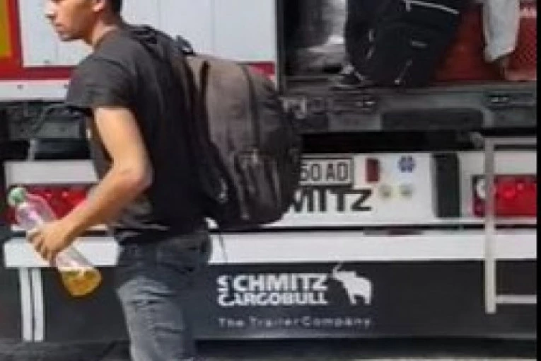 (FOTO,VIDEO) MIGRANTI POKUŠALI ILEGALNO DA UĐU U SRBIJU! Otkriveni na Preševu u kamionu makedonskih tablica!