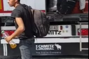 (FOTO,VIDEO) MIGRANTI POKUŠALI ILEGALNO DA UĐU U SRBIJU! Otkriveni na Preševu u kamionu makedonskih tablica!