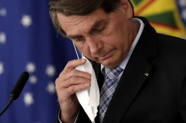 DOK BOLSONARO TVRDI DA GA RUŠE, BRAZIL OBARA CRNE REKORDE: Od korone u jednom danu preminulo 4.249 pacijenata!
