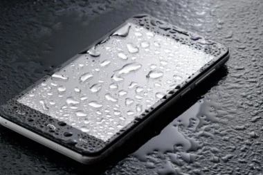 NIKAKO GA NE UKLJUČUJTE ODMAH: Evo šta treba da uradite ukoliko vam telefon upadne u sneg