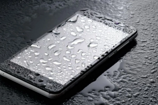 NIKAKO GA NE UKLJUČUJTE ODMAH: Evo šta treba da uradite ukoliko vam telefon upadne u sneg