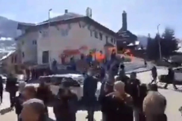 (VIDEO) KOMITE PRIREDILE ABAZOVIĆU PAKLEN DOČEK U PLAVU: Psovali mu MAJKU ČETNIČKU - Hteli da ga rastrgnu