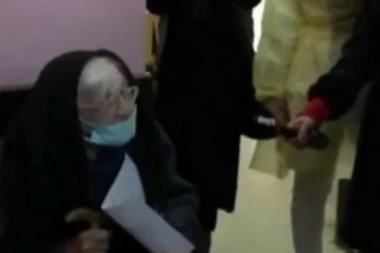 DOŠLA DA SE "PECNE" PA NEŠTO BITNO PORUČILA PREDSEDNIKU VUČIĆU! Jedna baka danas je postala prava zvezda Beograda!