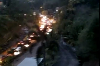 (FOTO, VIDEO) NEZAPAMĆENA ERUPCIJA VULKANA "LA SUFRIJER"! Ljudi masovno beže, stub pepela visok 10 kilometara! KATASTROFA U NAJAVI!