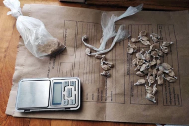 PALI DILERI! Zaplenjana droga u stanu na Paliluli