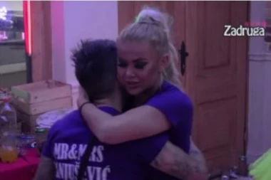 (VIDEO) NA KORAK OD POMIRENJA? Matora i Sanja zaplesale, zadrugari ovacijama ispratili ovaj ROMANTIČAN trenutak!