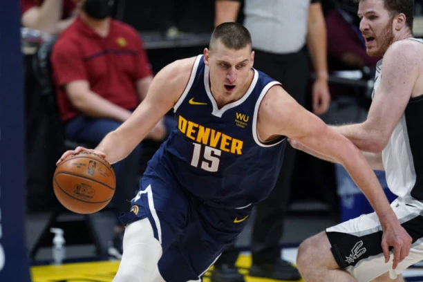 (FOTO) NESTVARAN GEST: Evo gde je završio dres budećeg MVP-ija NBA lige!
