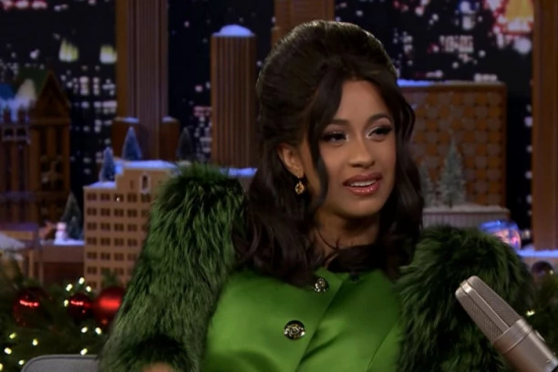 ZADNJICA KAO DIRIŽABL: Pevačica u klipu izreklamirala atribute, pa otkrila KOJIM estetskim korekcijama se podvrgla! GLEDALO JE 16 MILIONA LJUDI! (VIDEO)