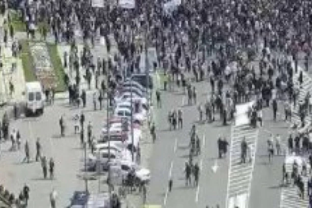 EKO USTANAK ISPRED SKUPŠTINE DOŽIVEO TOTALNI FIJASKO: Više ljudi u baštama kafana nego na protestu