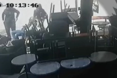 (VIDEO) PRETUČENI SRBI U SEVERNOJ MITROVICI: Dvojica šiptara prišla za sto i napala mladiće flašama