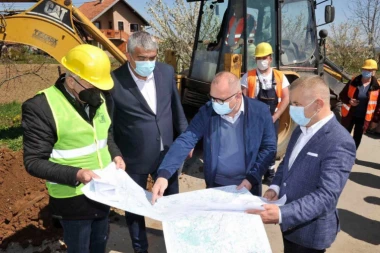 (FOTO) Vesić u obilasku radova u naselju Kovačevac: Najavio velike investicije