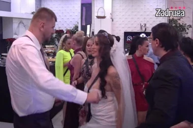 (FOTO USRED SVADBE ALEKS I JANJUŠA: Zadrugari u šoku kada su videli ko im se pojavio na kapiji, odmah potrčali ka njoj!