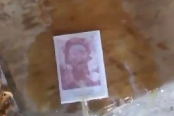 (VIDEO) Pogledajte snimak koji je ZGROZIO Srbiju: MUŠKARAC URINIRA PO IKONI SVETOG SAVE!